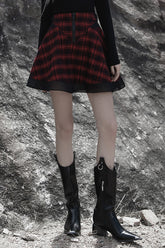 Roter Chiffon-Punkrock mit Karomuster, großen Maschennähten, V-Wort-Segmentierungsdesign und Sonnensaum für Damen